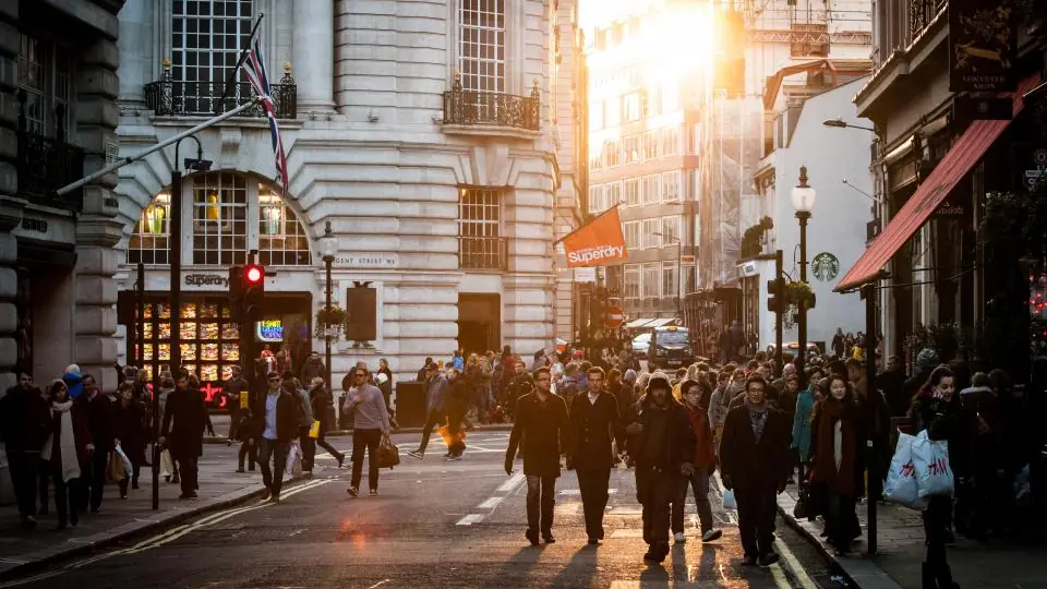 Gün ışığında kalabalık bir Avrupa şehri caddesi