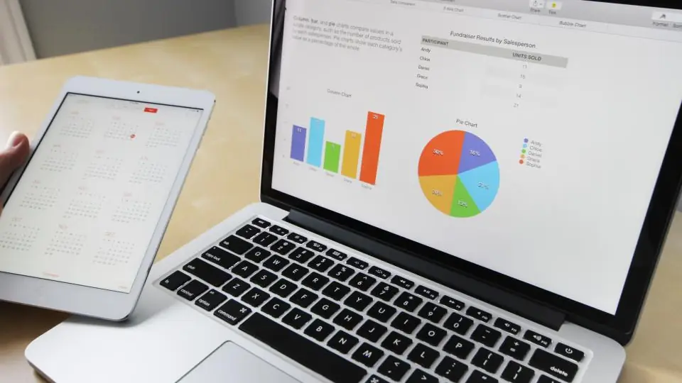 Tablo ve grafik açık dizüstü bilgisayar ile tablet