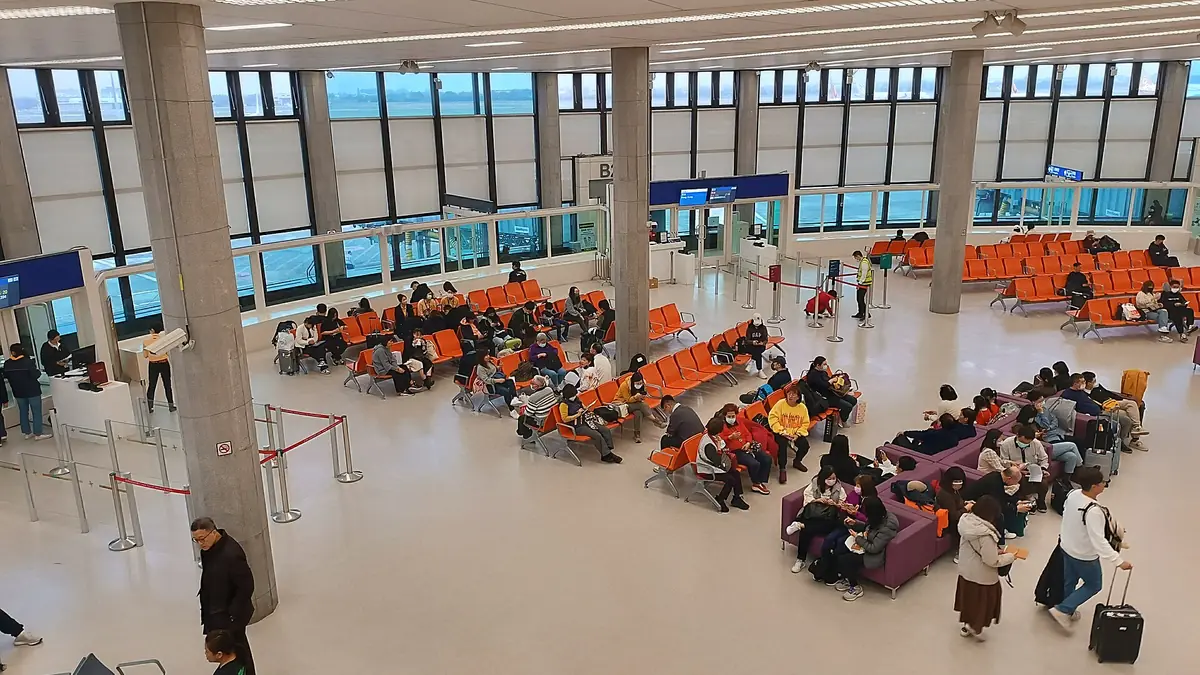 Yolcuların beklediği geniş bir havalimanı terminali
